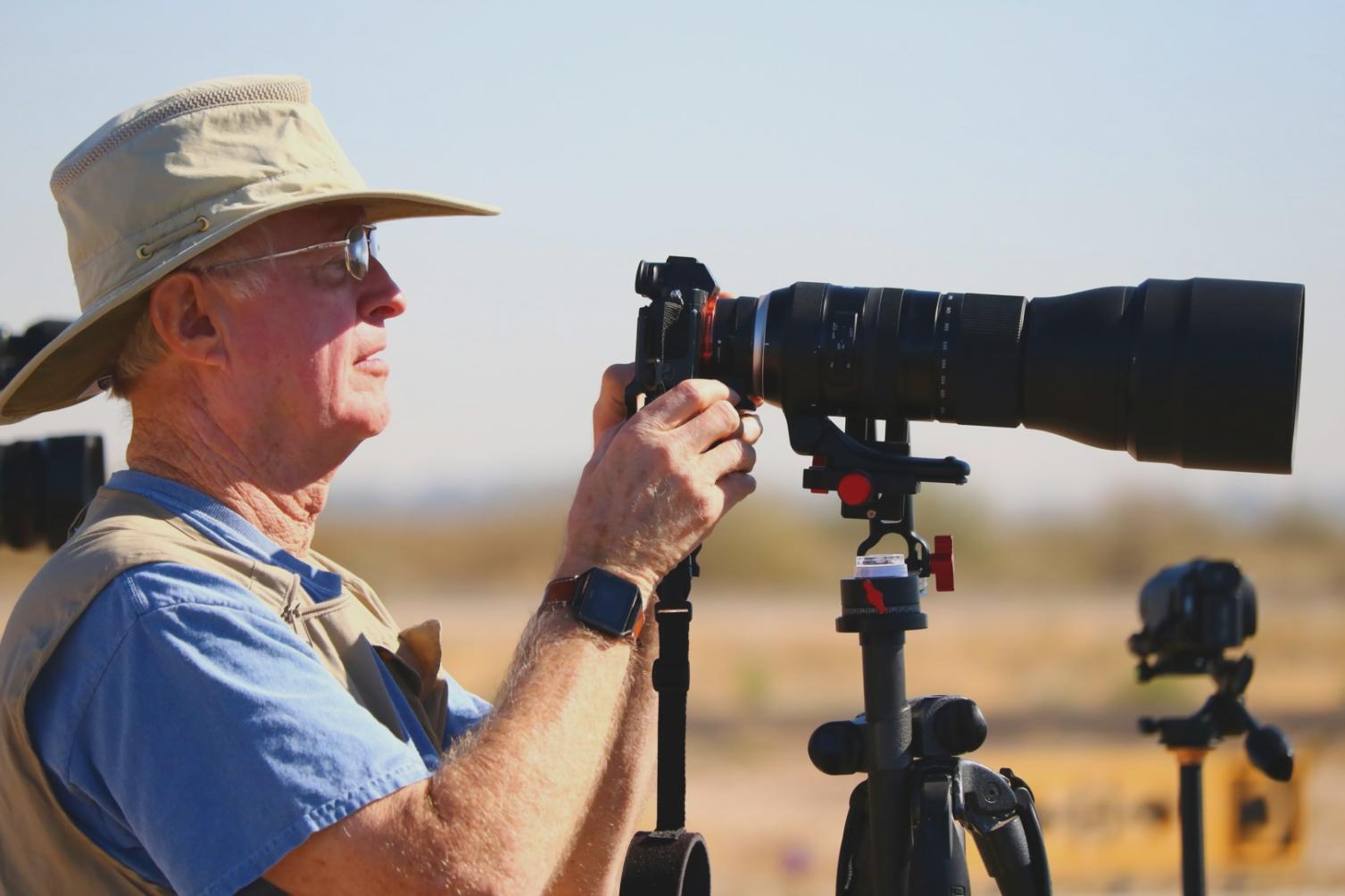 Salle de montage documentaire avec équipement professionnel