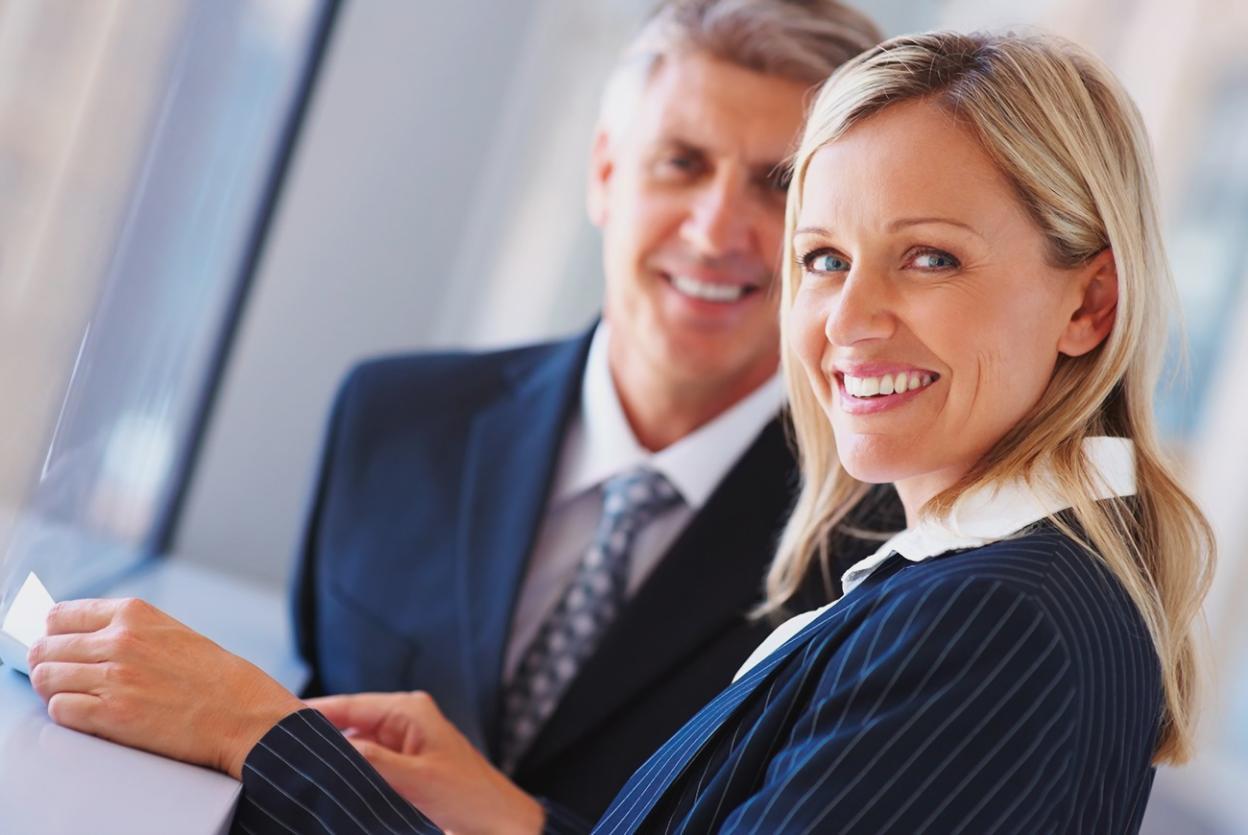 Monteur travaillant sur une timeline complexe de documentaire