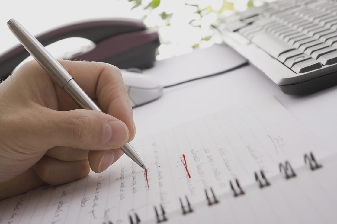 Session de formation au montage documentaire en groupe