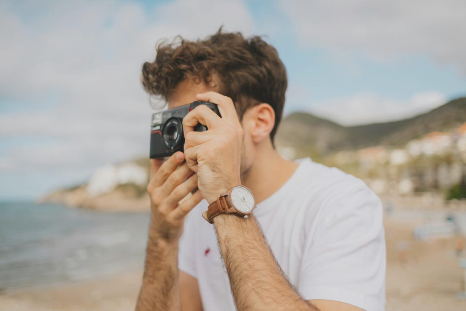 Station de montage documentaire professionnelle avec plusieurs écrans