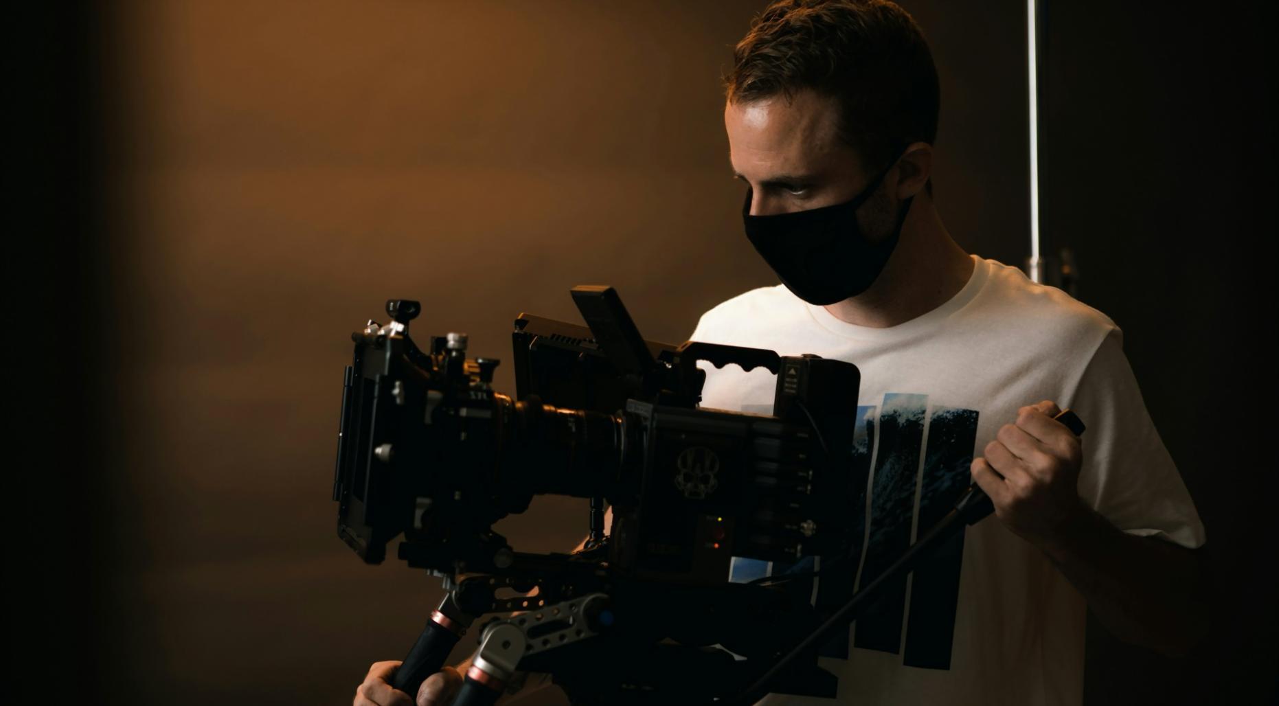 Monteur documentaire travaillant sur timeline complexe